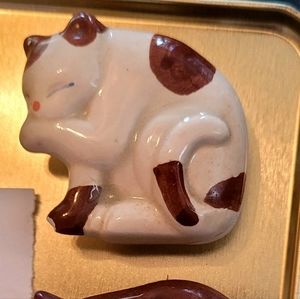 2 small kitty cat magnets...so cute!